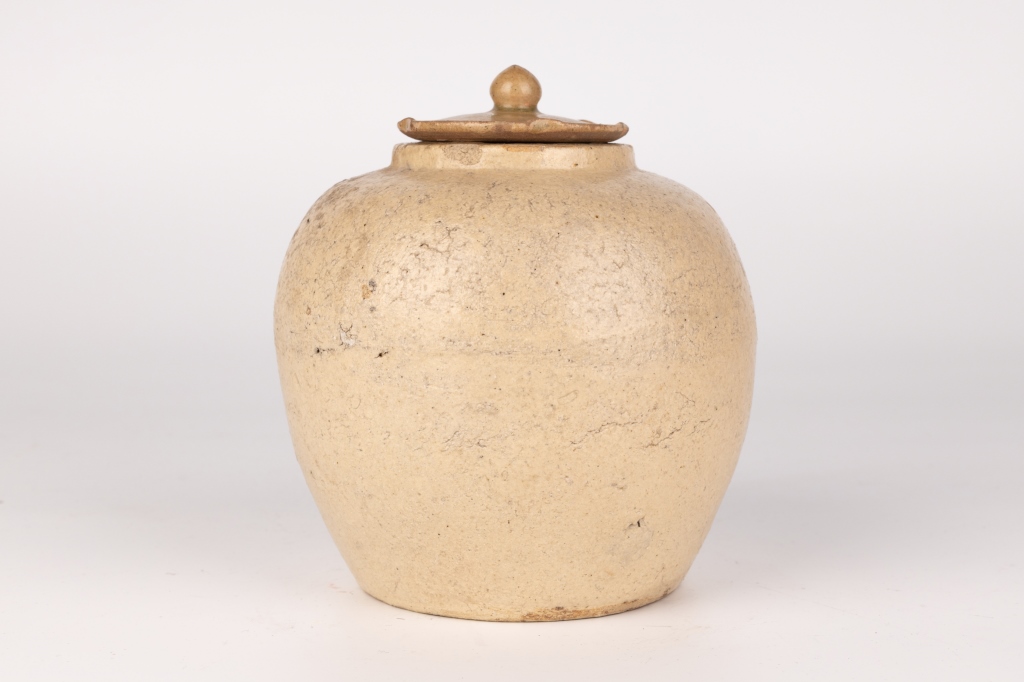 Xing White Glazed Porcelain Guan-type Jar, Ming Dynasty or Earlier