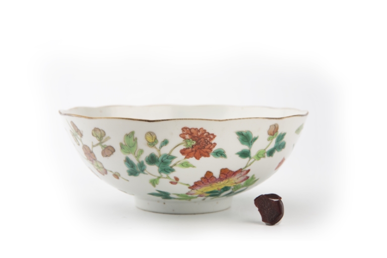 Famille Rose Floral Barbed Rim Bowl